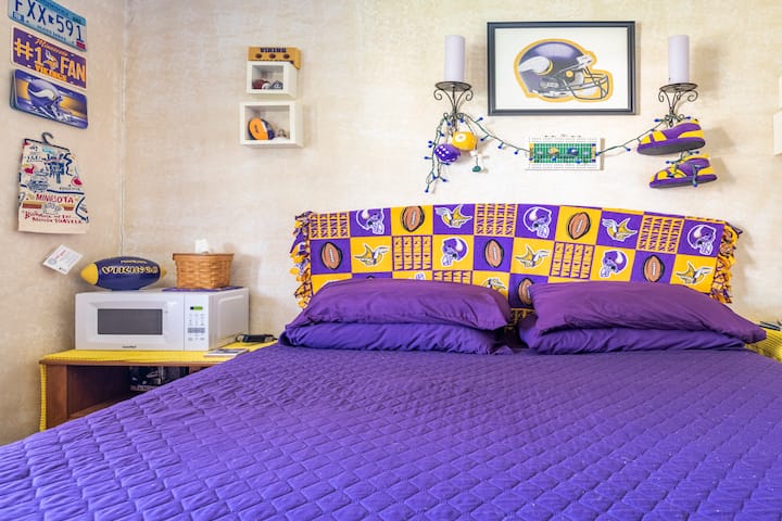 Vikings Room #1, cama tamaño queen, microondas, nevera pequeña, espacio de trabajo, cafetera y persianas opacas.