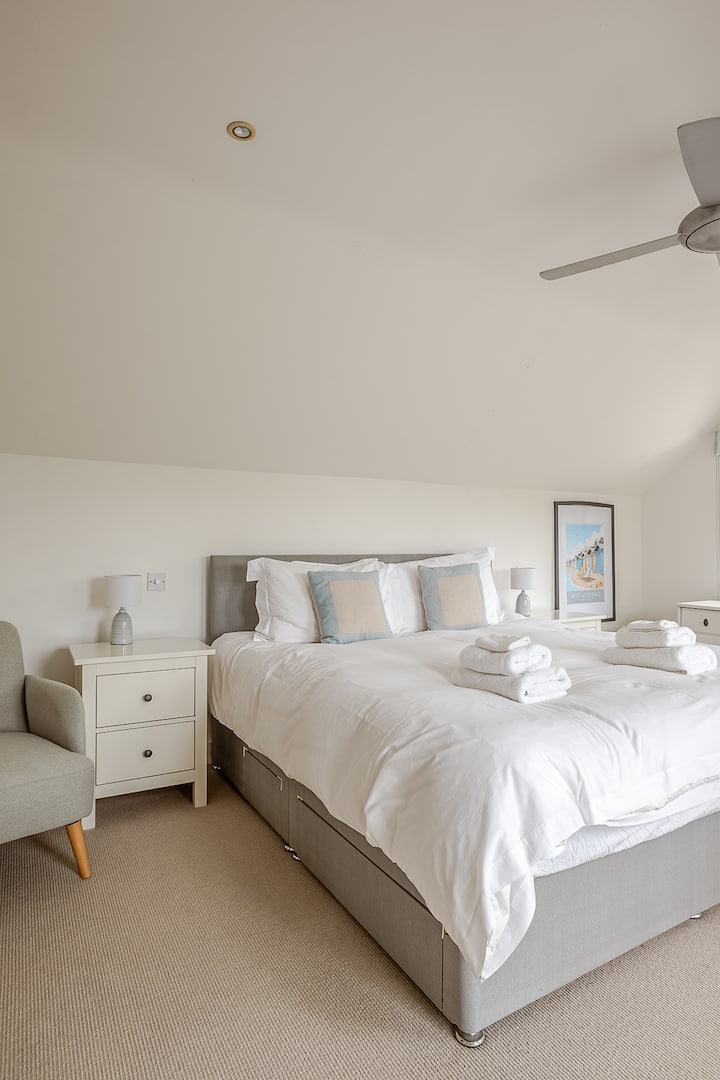 Dhomë gjumi master me suitë dhe ballkon 