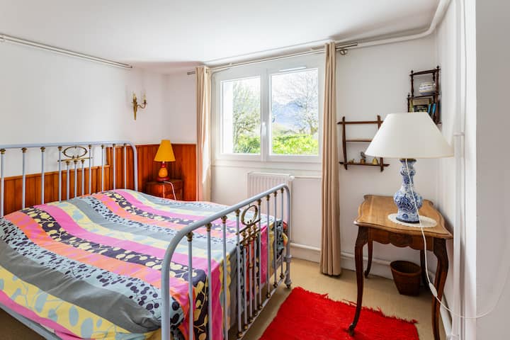 Bonita habitación pequeña en el lado del jardín con cama de matrimonio de 140 cm , armario de almacenamiento con ropero y estantería con inodoro y baño cerca 