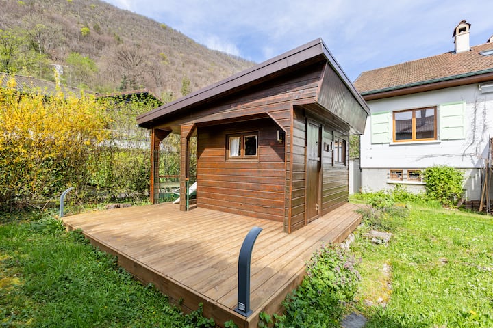 Enorme terraza contigua a la cabaña de pescadores con habitación equipada para  2 personas , cama de 140 . Posibilidad de acceder directamente a la residencia principal a través del garaje 