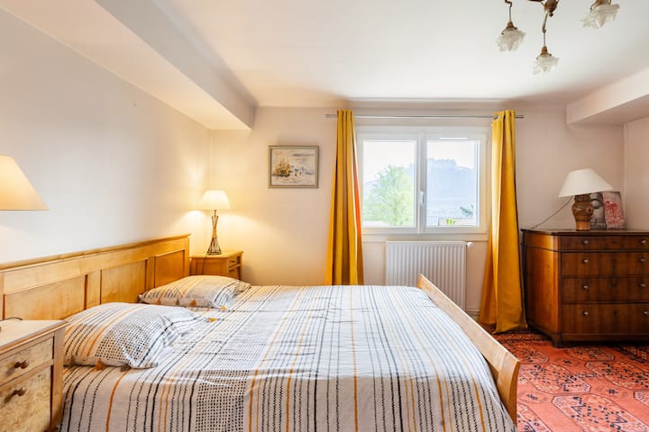 Habitación muy grande frente al lago y las montañas 
Cama grande de 150 cm, armario y cómoda de almacenamiento de ropa . 
Gran ventana con doble acristalamiento 