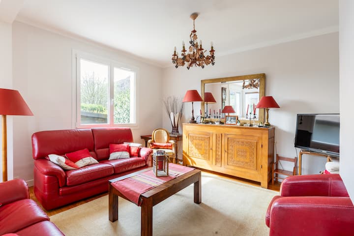 Gran salón con hermosos muebles de madera , sofás y sillón de cuero , gran televisión y reproductor de DVD