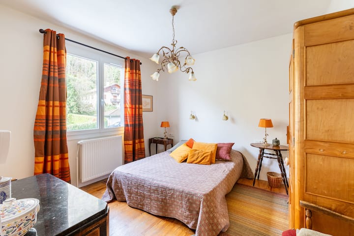 Bonito dormitorio de 1 ª planta en el lado del jardín equipado con una cama grande de 160 , armario con armario y estantería y cómoda. Cerca de baño y aseo 