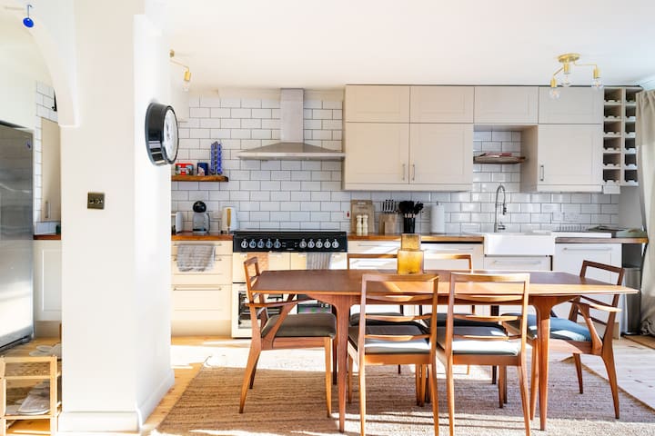 Mid Century Vibes – 2 Bedroom King’s Cross