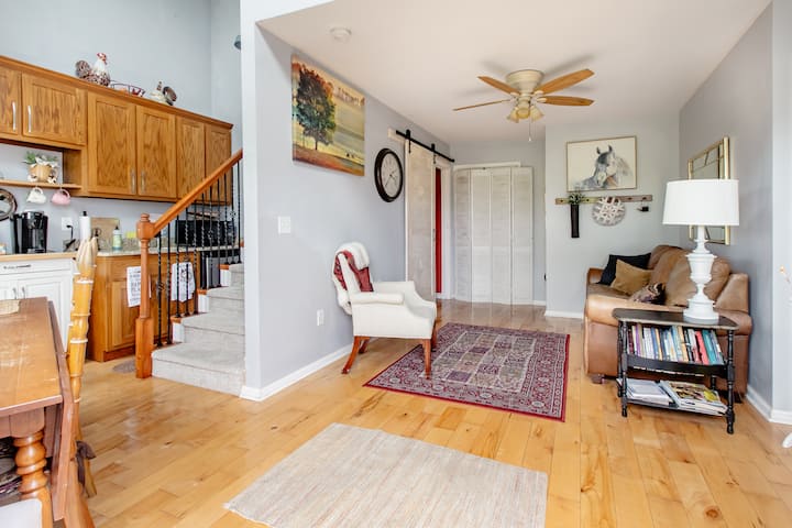 Step into your private Kentucky retreat. The cozy living room welcomes you with warm light, hardwood floors, and farm-inspired decor—perfect for relaxing after exploring Asbury University or Lexington’s countryside.