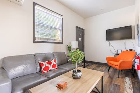 Beautiful 1 bedroom apartment, walk to shops