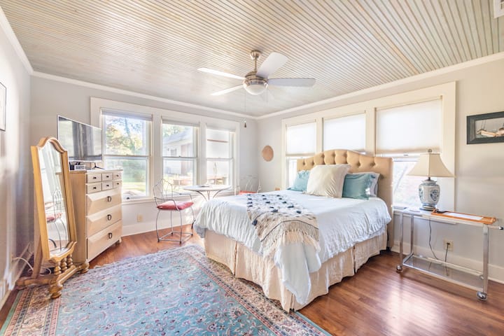 Гледајте го вашиот омилен филм од кревет.  Ретро огледалото со целосна должина го прави совршено за проверка на себе.