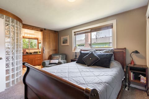 Cozy Apt attached to house