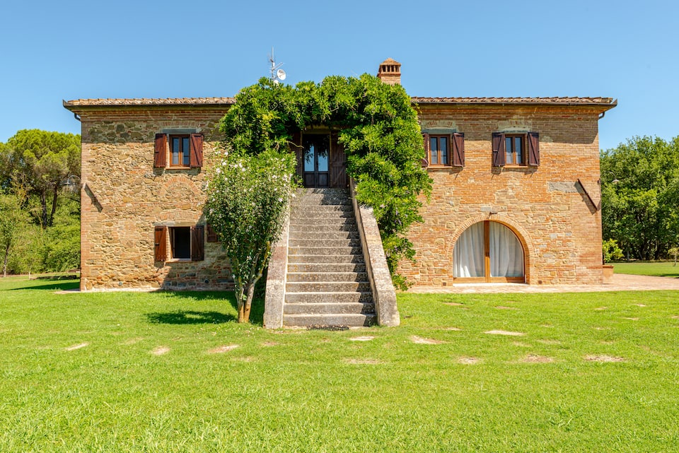 A brick farmhouse on an organic wine estate, Castiglione del Lago, Umbria, Italy, photo 1 of 10