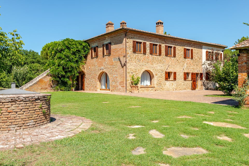 A brick farmhouse on an organic wine estate, Castiglione del Lago, Umbria, Italy, photo 4 of 10