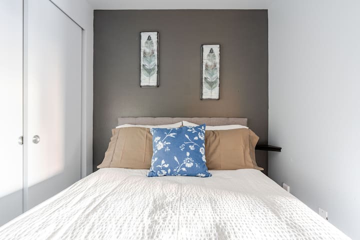 letto comodo con cursori per la privacy.