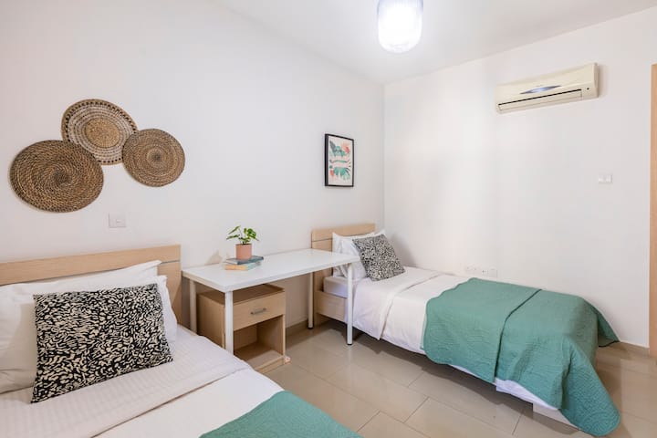 Дистанционната работа е много популярна в днешно време. Това бюро ще ви помогне да организирате работното си време, но ако искате да забравите за работата, докато сте на почивка, моля, уведомете ни при резервацията си и ние ще премахнем бюрото. 