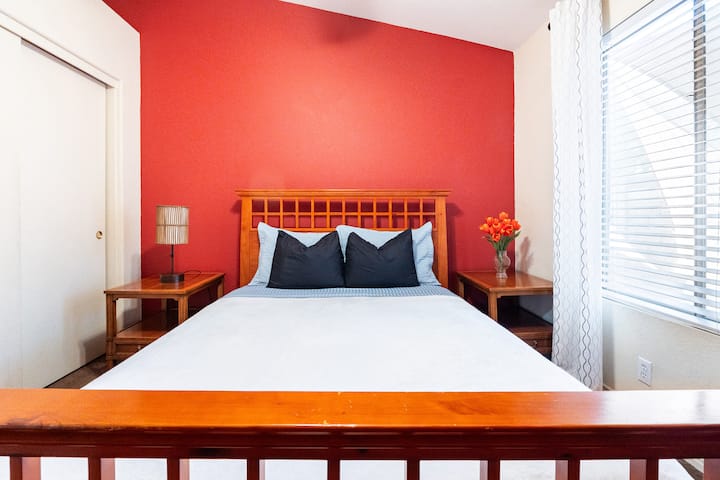 Cómoda cama tamaño queen: sumérgete en la lujosa comodidad de nuestra cama tamaño queen después de un día de exploración de la ciudad. Ofrecemos sábanas y ropa de cama de alta calidad para garantizar una noche de sueño reparador.

