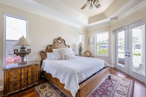 Surfside Elegance SW Cape Coral Luxe Vacation home