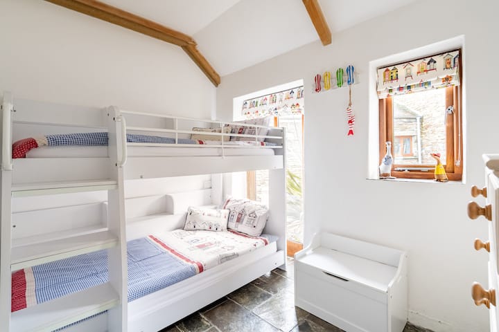 Habitación con literas y camas felices para niños con literas robustas 