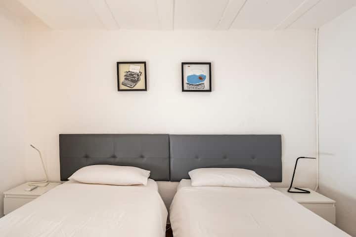 เราสามารถรวมเตียงแฝด 2 เตียงเข้าด้วยกันและเปลี่ยนเป็นเตียงคู่ได้ มีเครื่องปรับอากาศและเครื่องทำความร้อน 