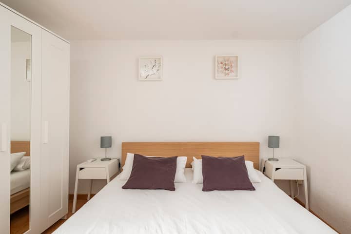 ห้องพักยังมีเตียงกว้าง 1.60 ซม. พร้อมเครื่องปรับอากาศและระบบทำความร้อน 