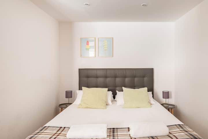 ห้องที่มีเตียงกว้าง 1.60 ม. 
พร้อมเครื่องปรับอากาศและระบบทำความร้อน