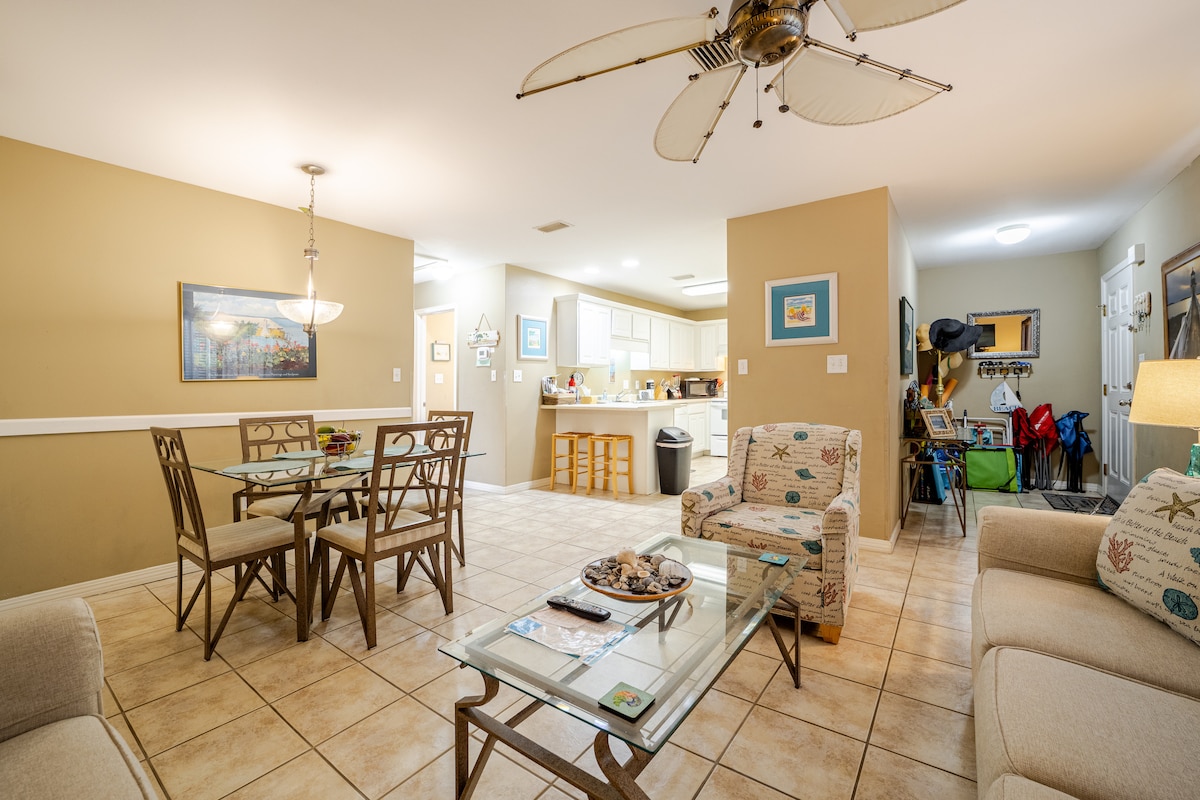 โซฟา (เตียงควีนไซส์) ที่นั่งคู่เก้าอี้ข้างเตียงโต๊ะกาแฟโต๊ะข้างเตียงโคมไฟทีวีเครื่องเล่นดีวีดี 