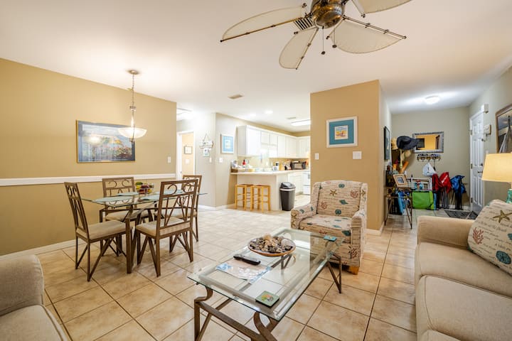 Диван (спалня с двойно легло), любяща седалка, страничен стол, масичка за кафе, крайни маси, лампи, телевизор, DVD плейър. 