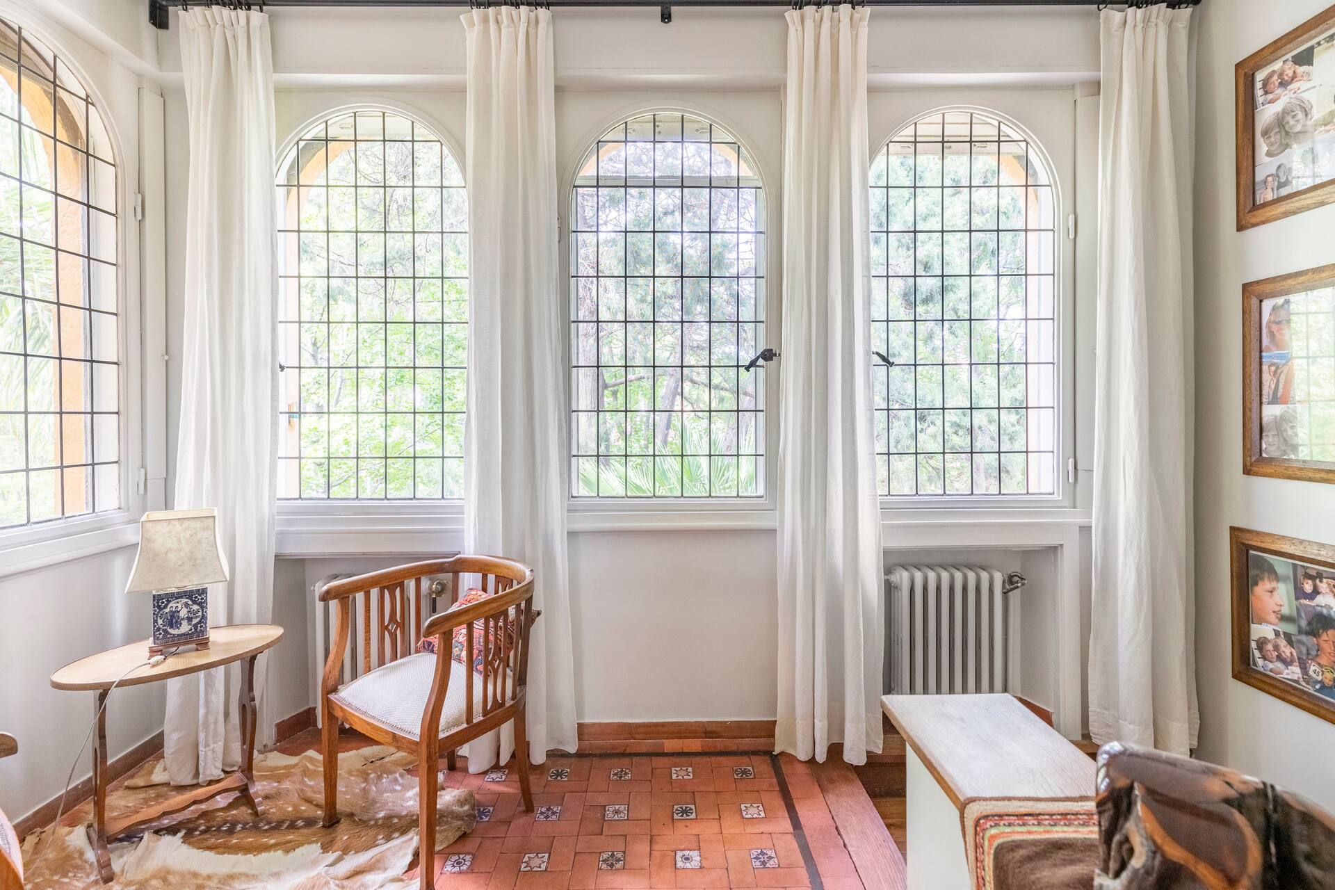 Private room in big house with garden & pool