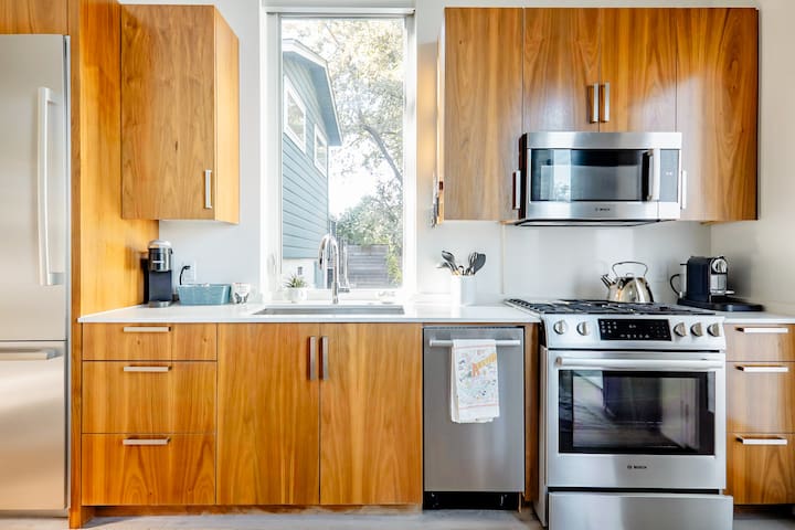 Vibrant, Modern Guesthouse in the Heart of the City gallery image 3