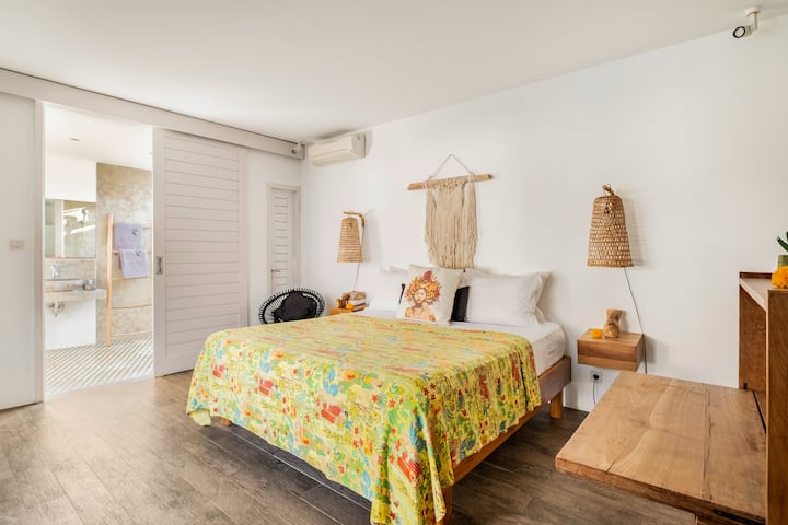 Este dormitorio es tu santuario privado durante tu estadía.