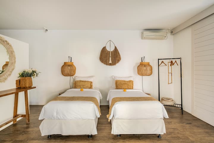 Duerme con estilo y comodidad en nuestro dormitorio cuidadosamente diseñado