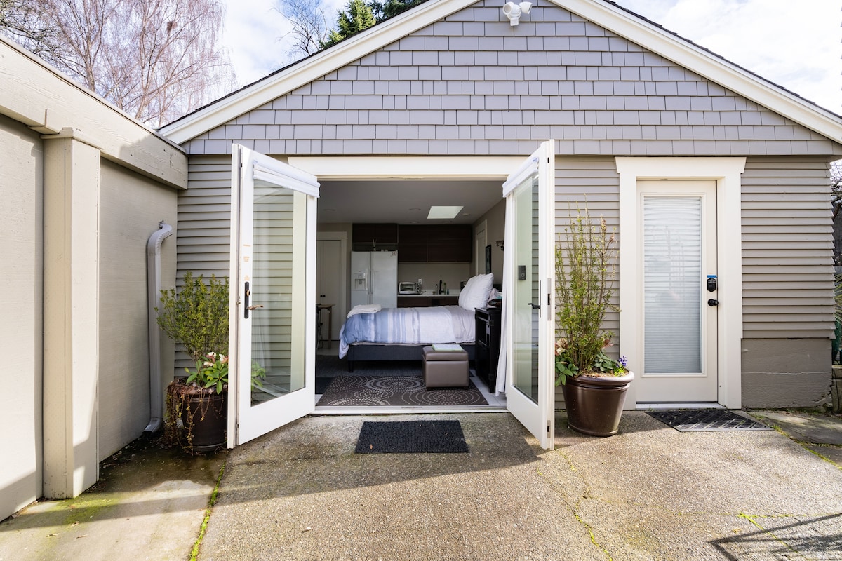 Private Queen Anne Studio