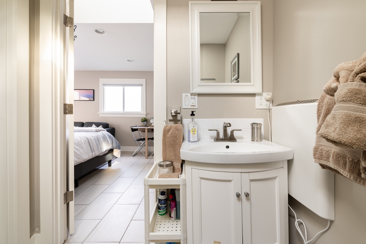 Private Queen Anne Studio