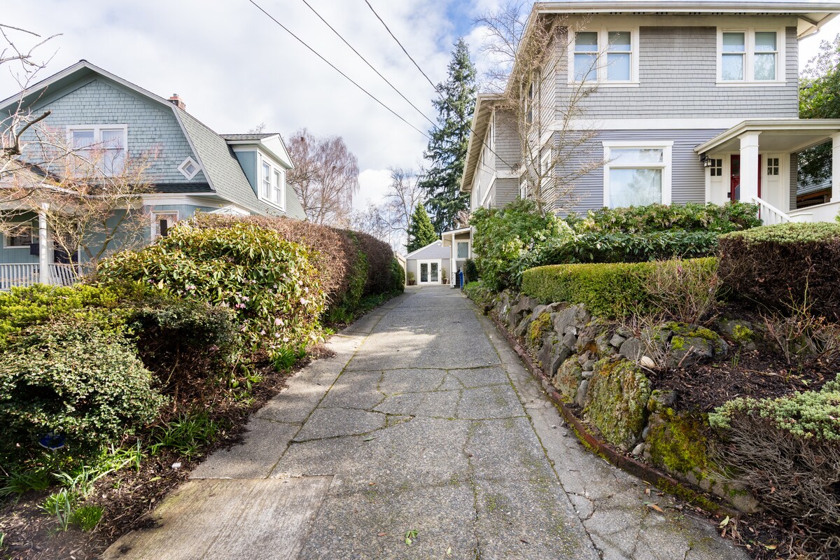 Private Queen Anne Studio