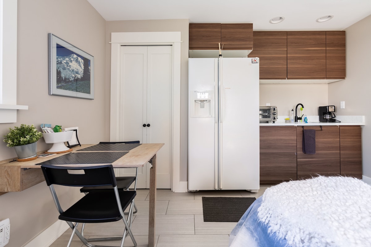 Private Queen Anne Studio
