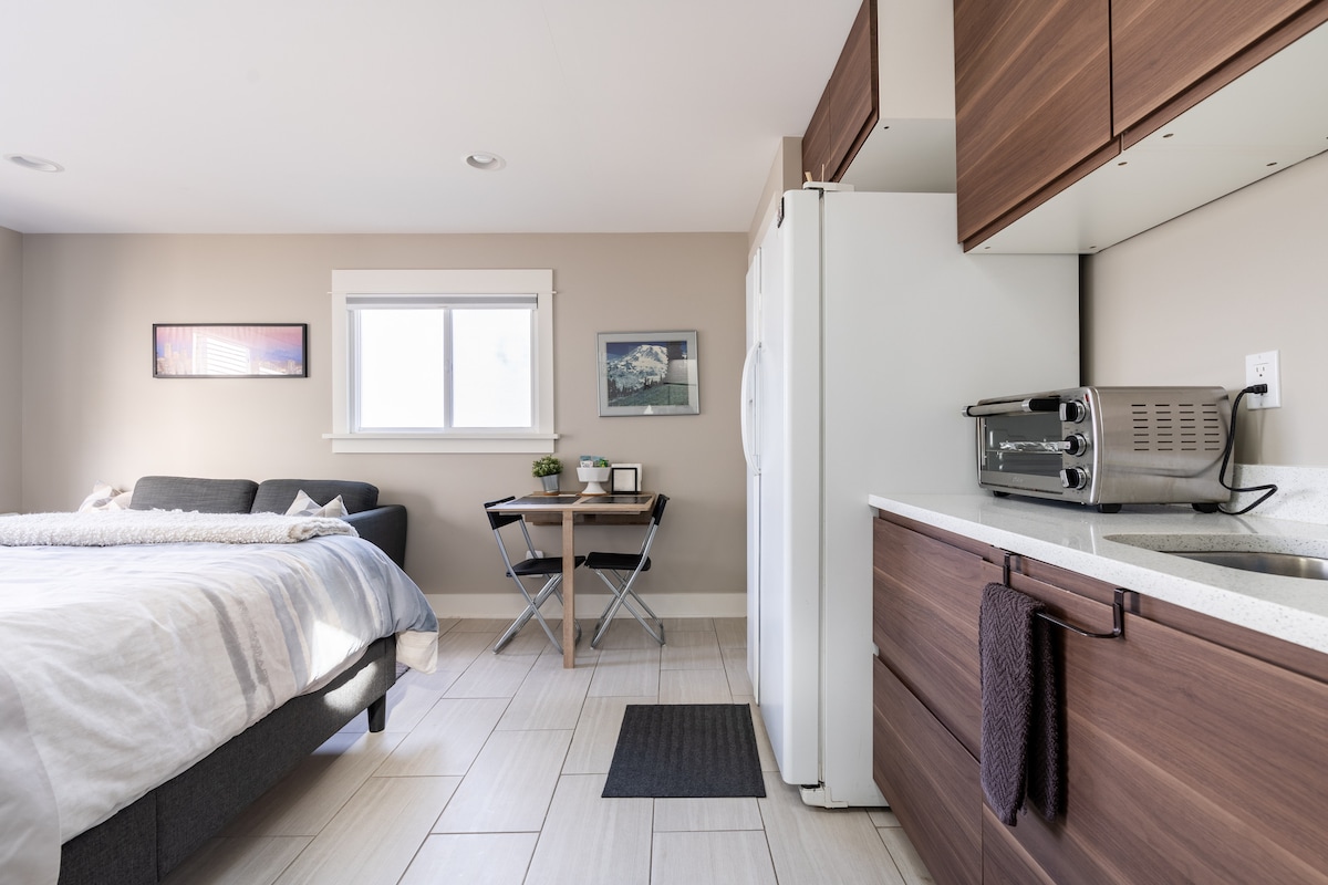 Private Queen Anne Studio