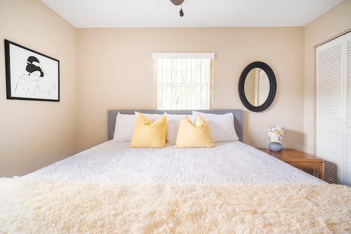 Kitanda kipya cha King, kabati la kujipambia, Apple TV lenye programu nyingi.  Kabati katika chumba hiki hutumiwa na mmiliki na kufungwa. 