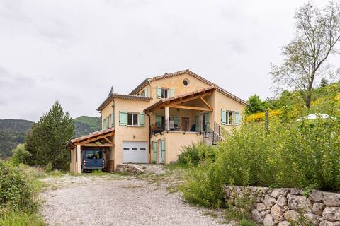 Vue du Paradis. Quiet apartment in the countryside in Orpierre
