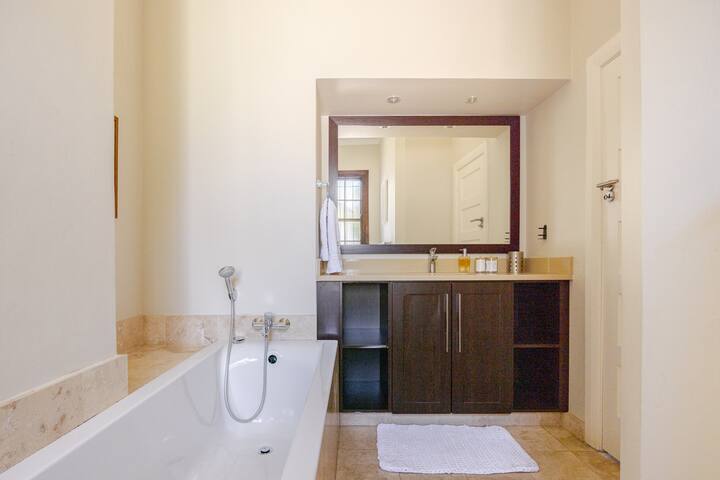 Family-Oriented Luxury Home: Pool, AC, Cleaning gallery image 4