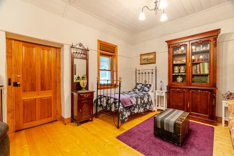 Successful Airbnb property: Stone Cottage (circa 1862) in City Of Ballarat