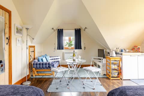 Successful Airbnb property: Near Henley light and airey self catering studio. in Eye And Dunsden