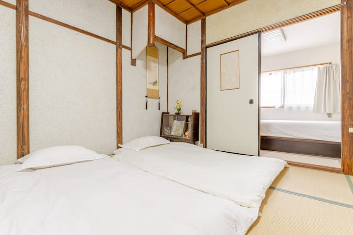 غرفة نوم تاتامي في الطابق الثاني.