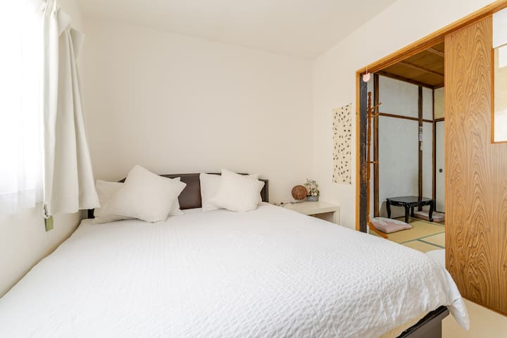 غرفة نوم كبيرة في الطابق الثاني.
غرفة نوم بحجم كوين في الطابق الثاني.