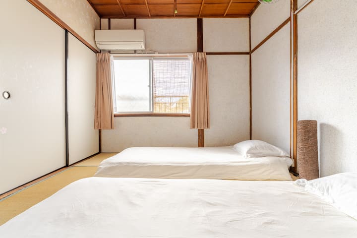 غرفة نوم تاتامي واحدة في الطابق الثاني.