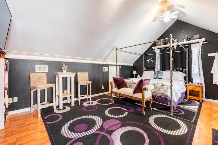 เตียงคิงไซส์ Cal และพื้นที่นั่งเล่นเล็กๆ