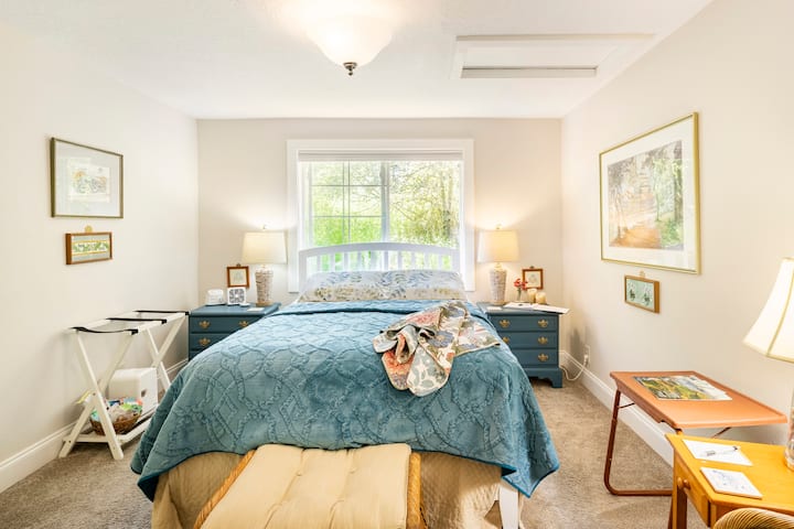 Bright sunny quest suite lots of privacy, natural scenery, en suite bathroom  Quiet, comfortable. Bed is a Full/ Double size with heated or weighted blanket as needed. 