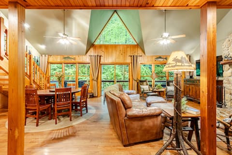 Over the Creek Luxe Lodge + Private Hiking Trails