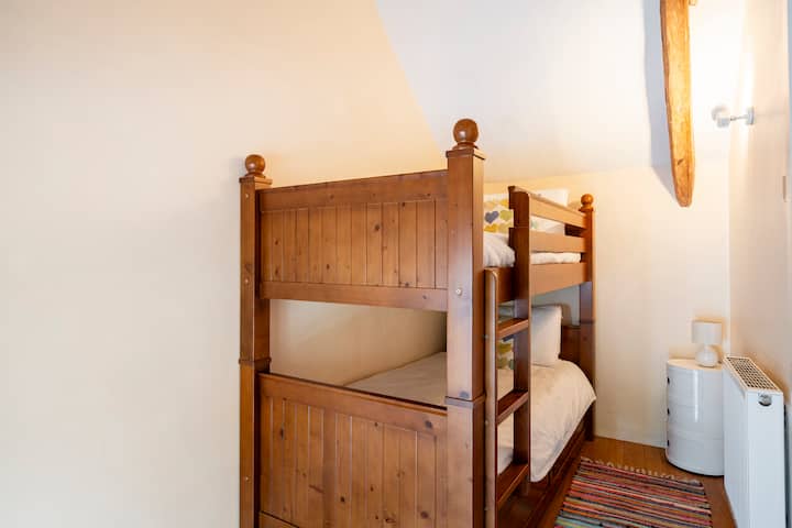 A második hálószobában keményfa emeletes ágyak vannak