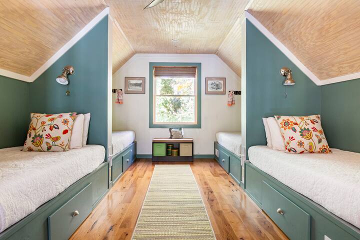 Enchanting Cottage near Downtown Asheville gallery image 5