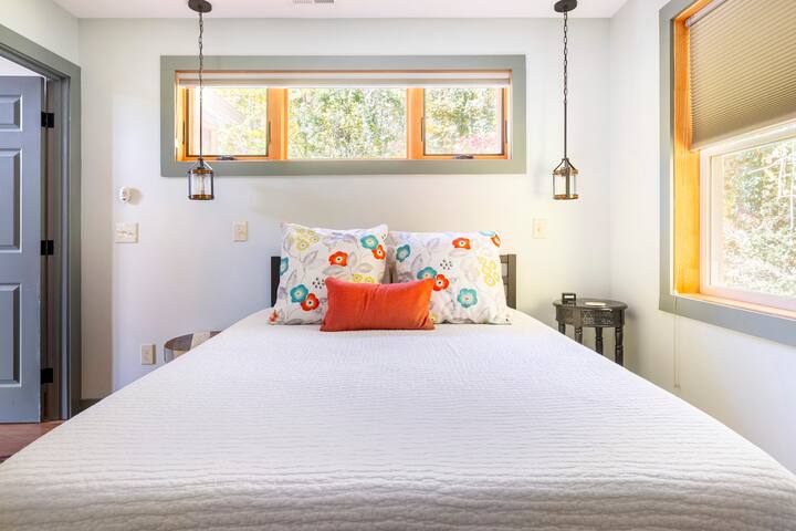 Enchanting Cottage near Downtown Asheville gallery image 2