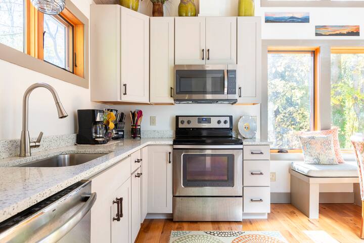 Enchanting Cottage near Downtown Asheville gallery image 4