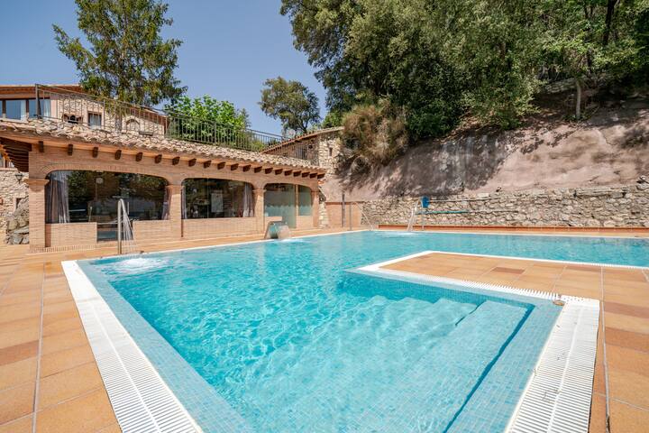 Can XERA.Salt water pool with jets and Jacuzzi gallery image 2