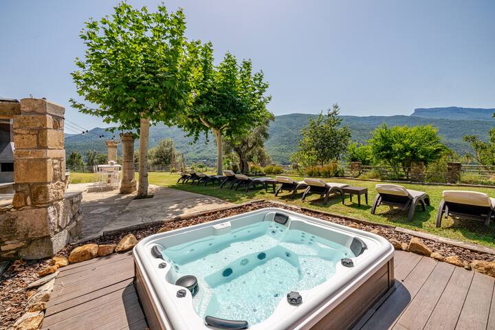 Can XERA.Salt water pool with jets and Jacuzzi gallery image 4